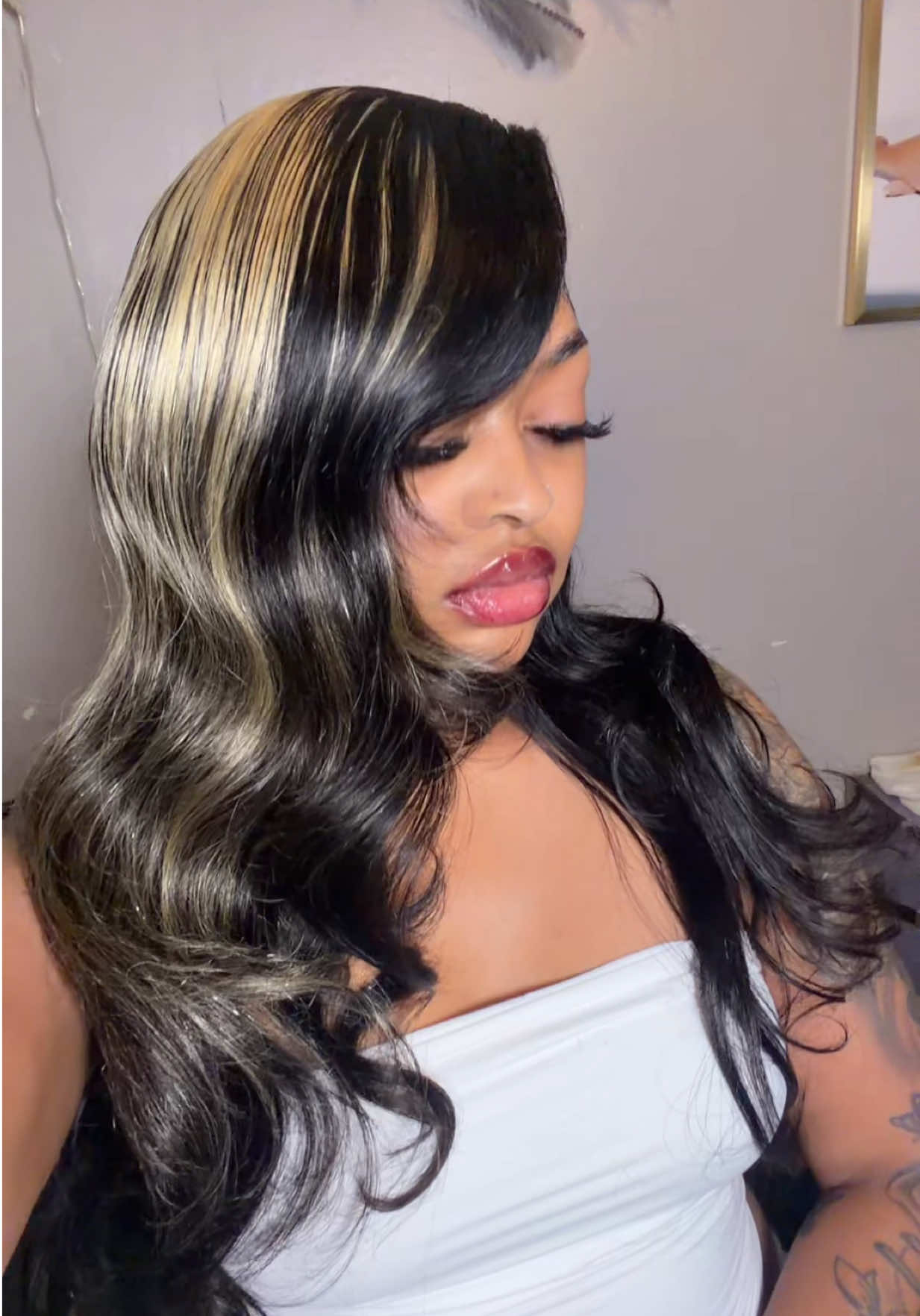 TikTok post by @.darealdon for Vinisay Hair. Caption reads: 18,20,22 body wave bundles from @Vinisay Hair Shop....