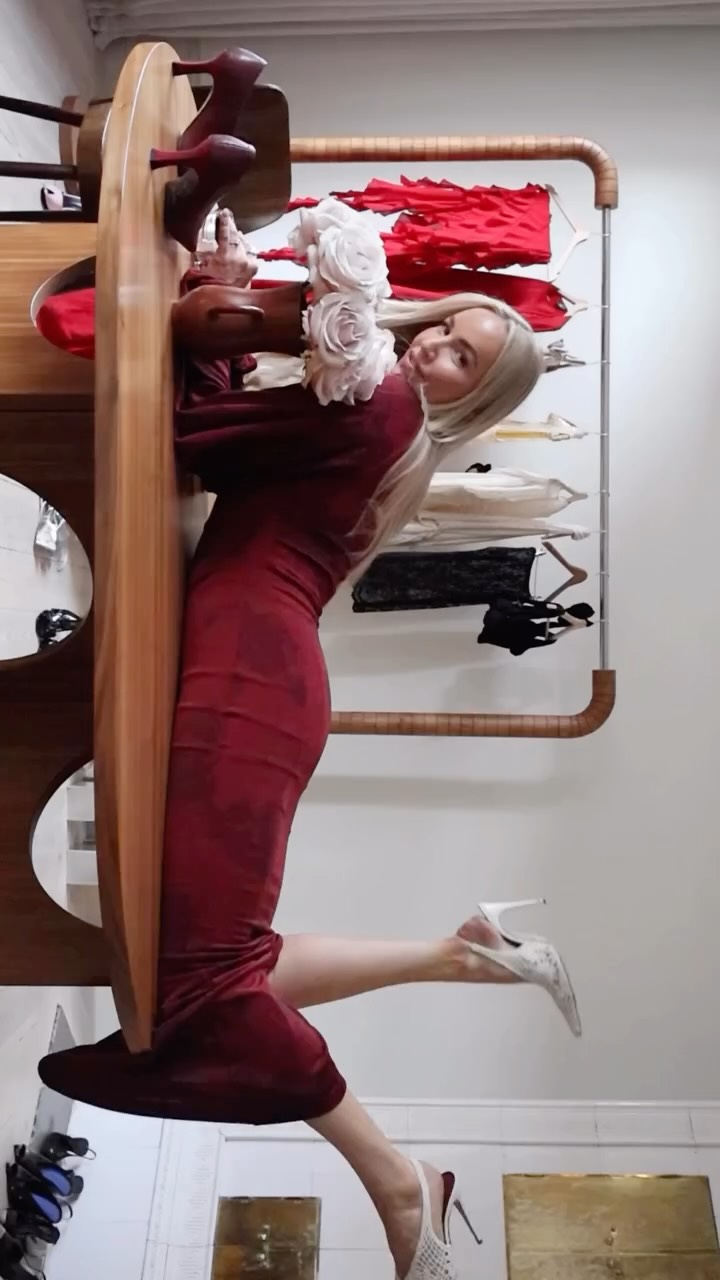 Instagram post by @petratungarden for essie. Caption reads: Reklam: Holiday season loading…. 💋 @essie.