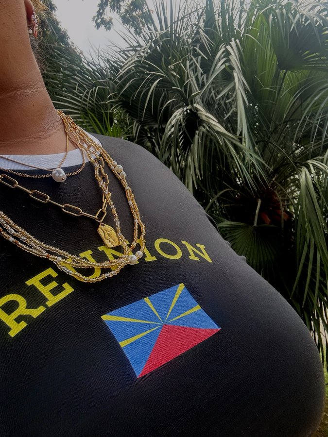 Instagram post by @ange.alsina for Spreadshirt. Caption reads: J’ADORE CE TSHIRT 😍🌺🌴🇷🇪

T-Shirt : Custom....