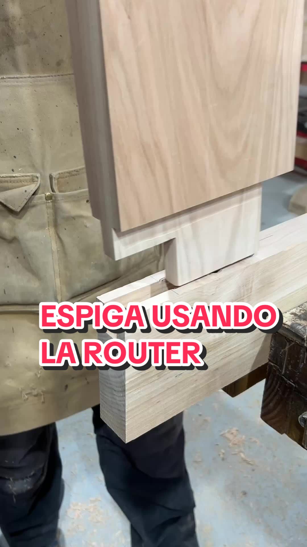 TikTok post by @carpinterodeldesierto for DEWALT. Caption reads: Espiga para ensamble usando la router 👉🏻 @DEWALT....