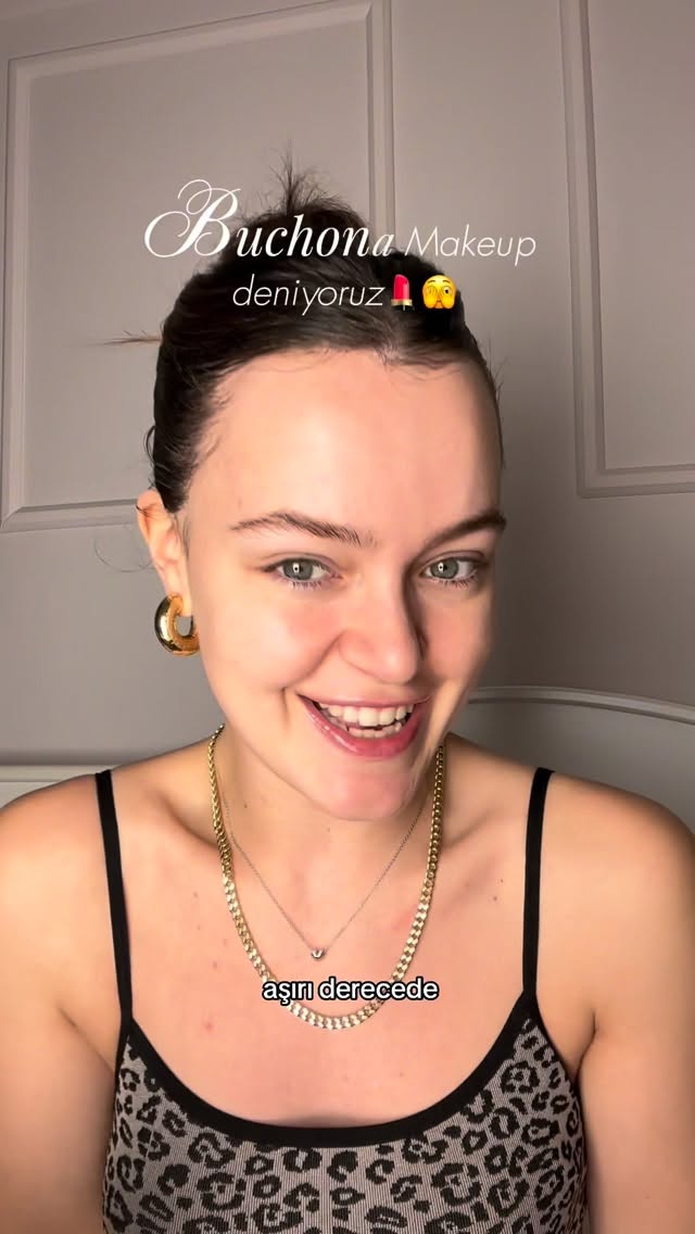 Instagram post by @aysubassar for Hourglass Cosmetics. Caption reads: Çok önemli bir adımı unutmuşum🤭 sizce hangi....