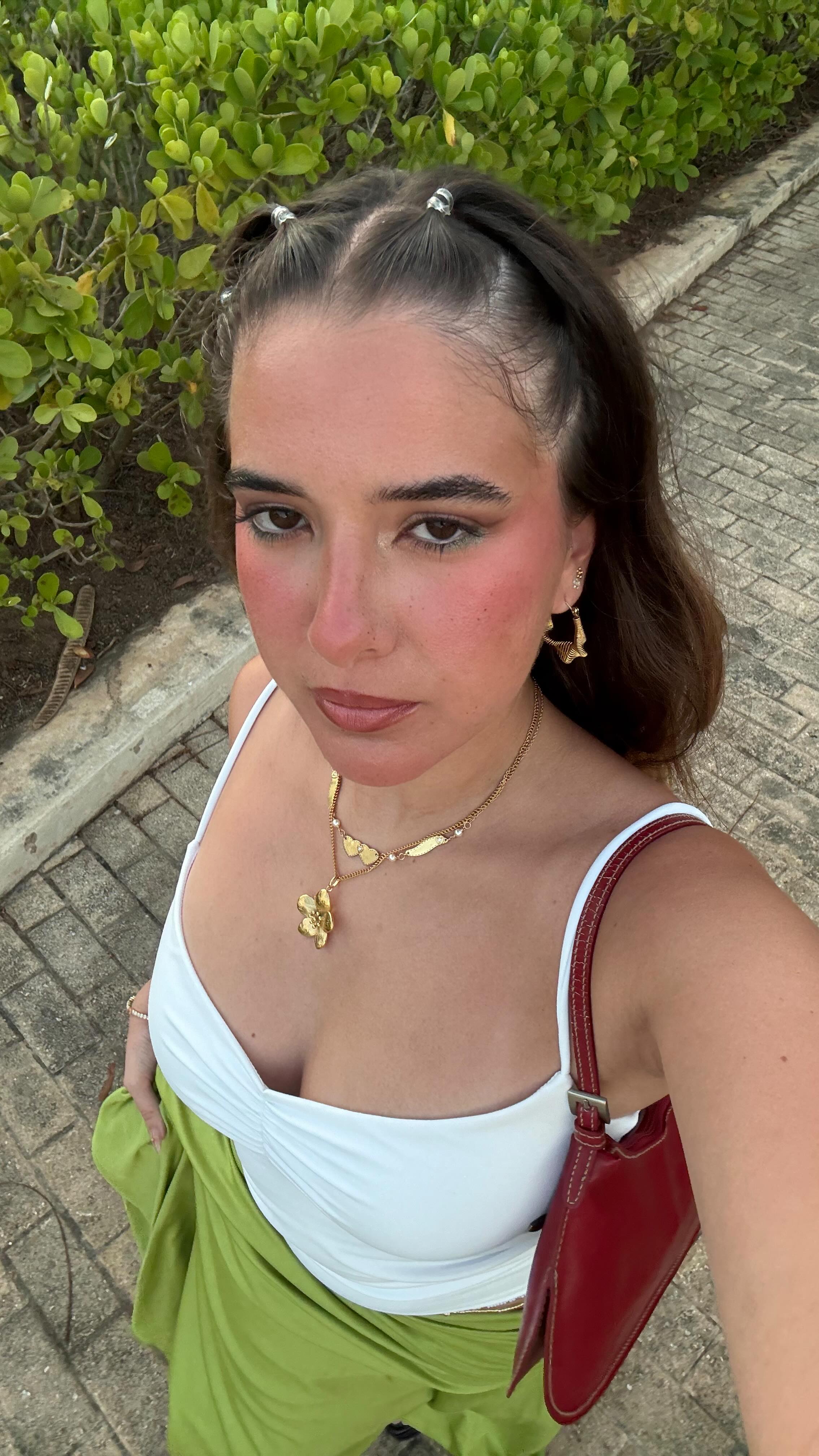 Instagram post by @vvictoriarrivero for Evry Jewels. Caption reads: GRWM para ver a Benito en en CHOLIIIII DE PUERTO....