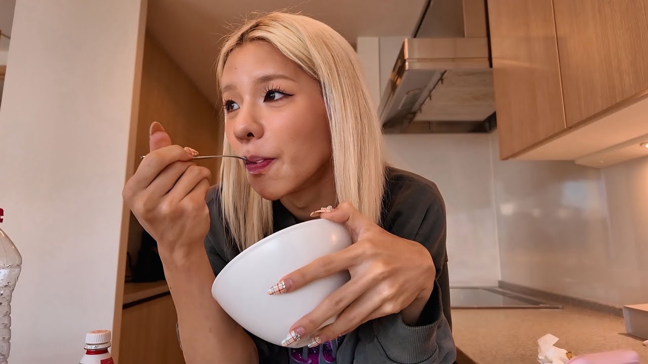 YouTube post by @___2toua2___ for Qoo10. Caption reads: This is my real morning routine.