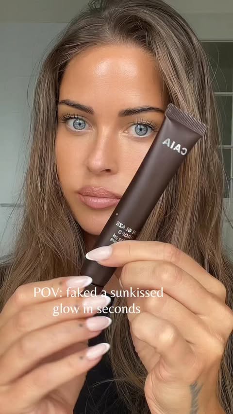 Instagram post by @murielle for CAIA COSMETICS. Caption reads: [...] a sunkissed glow in seconds with....