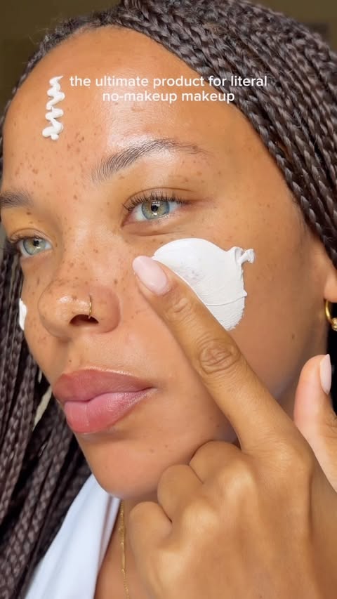 Instagram post by @badgal.edie for Erborian. Caption reads: [...] a no makeup makeup moment :) using the....