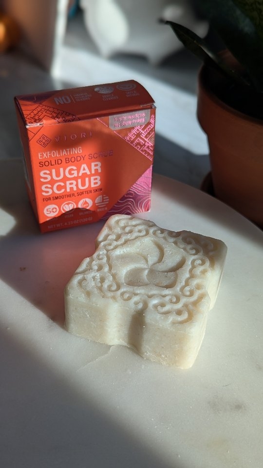Instagram post by @ayrgalaxy for VIORI. Caption reads: | s u g a r  s c r u b 🍑 🌺
#ad – @vioribeauty ‘s....