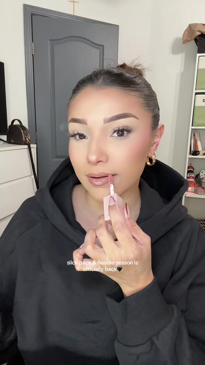 TikTok post by @londramtz for Automet. Caption reads: @AUTOMET with the most cozy and comfy hoodie🤌🏼....