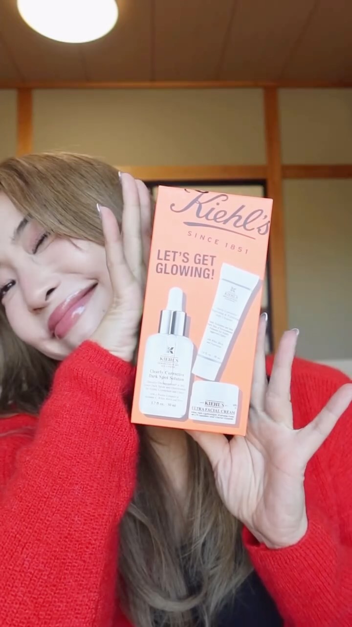 Instagram post by @alisaueno for Kiehl's Japan. Caption reads: 10代の頃から使っていて大好きな @kiehlsjp から、ホリデイシーズンにぴったりなキールズ....