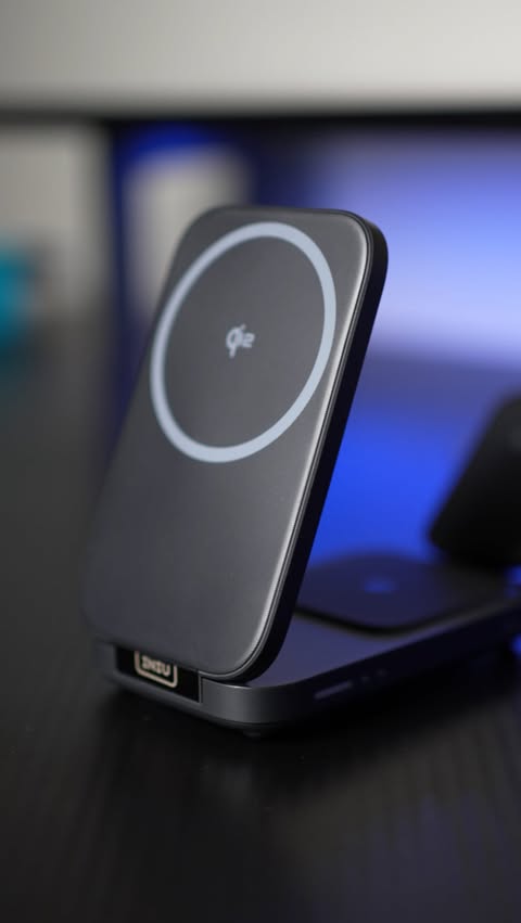 Instagram post by @umbelentini for INIU Shop. Caption reads: One charger. Three devices.
iPhone, Apple Watch....