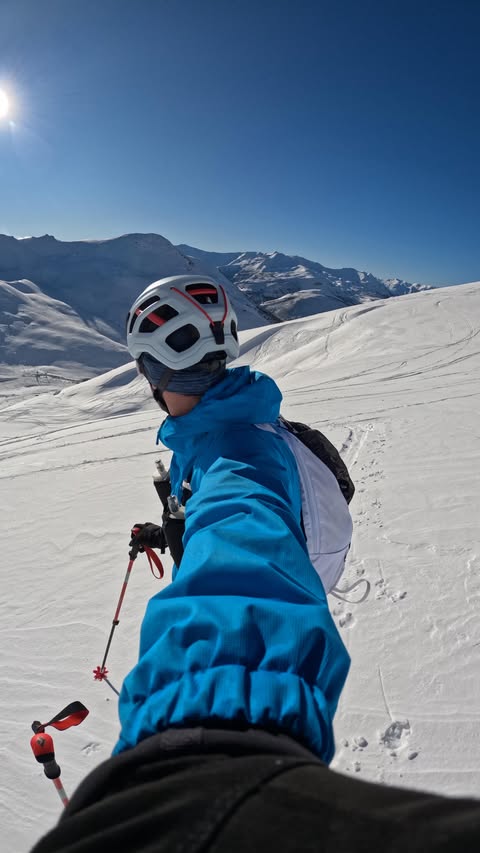 Instagram post by @danlopezdiez for Decathlon. Caption reads: Días de mucha nieve ❄️⛷️
Publi 
#DecathlonSquad....