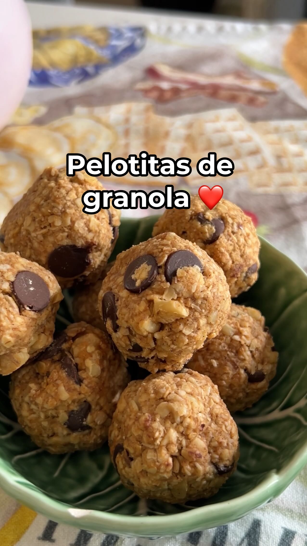 Instagram post by @caroroccos for Quaker. Caption reads: Pelotitas de granola ❤️
Snack perfecto!!! Y les....