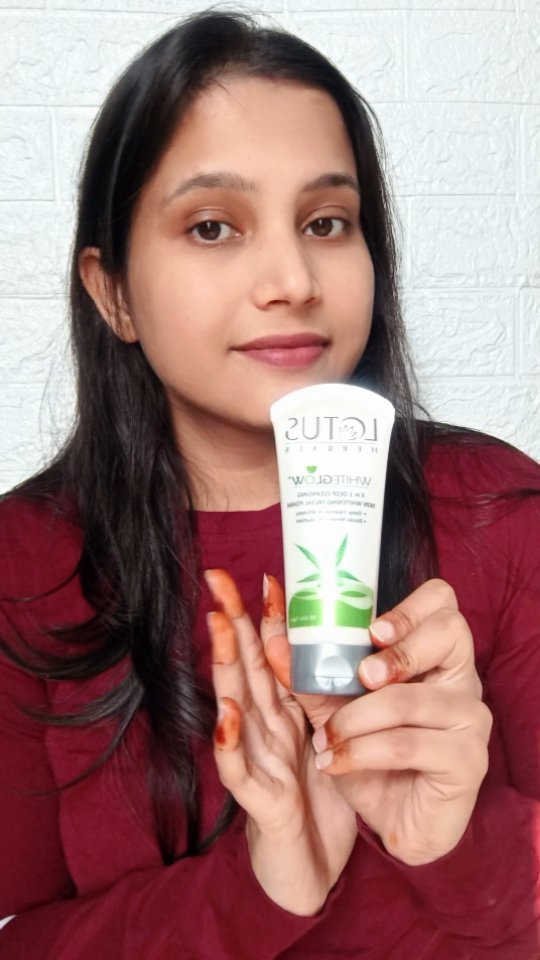 Instagram post by @priyachouhan1325 for Lotus Botanicals. Caption reads: #KeenOnLotusGreen....