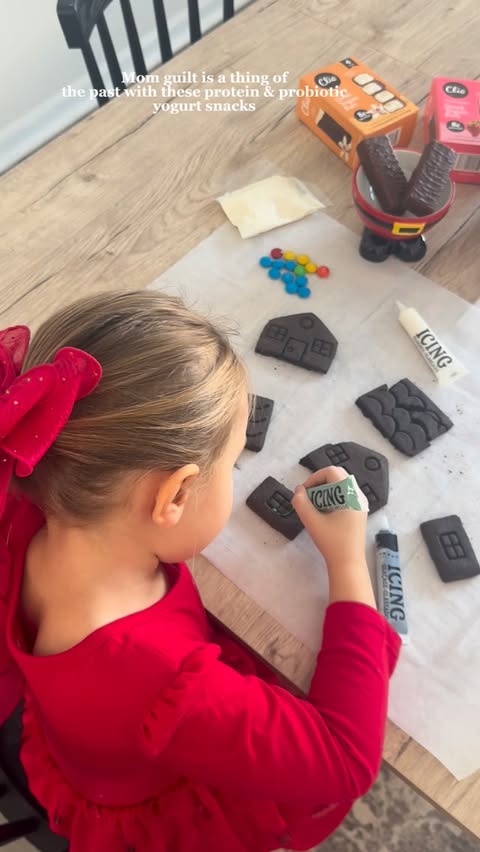 Instagram post by @dailywithdeana for Clio Snacks. Caption reads: [...] with the Strawberry and Vanilla @cliosnacks....