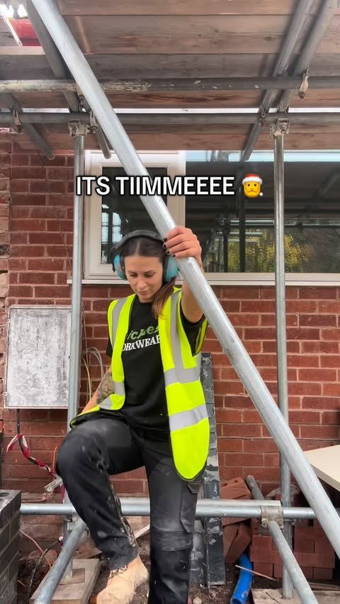 Instagram post by @heathergracewalker for Screwfix. Caption reads: ITS TIMEEEE 🎅🎄

Screwfix isn’t messing around....