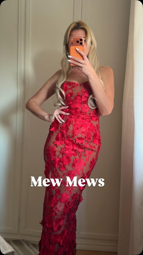 Instagram post by @zajkagenia for Mew Mews. Caption reads: L❤️VE from @mewmewsofficial Use my personal....