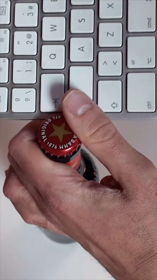 Instagram post by @polgisecat for Estrella Damm. Caption reads: L'amic obreampolles 🍻 @estrelladammcat.