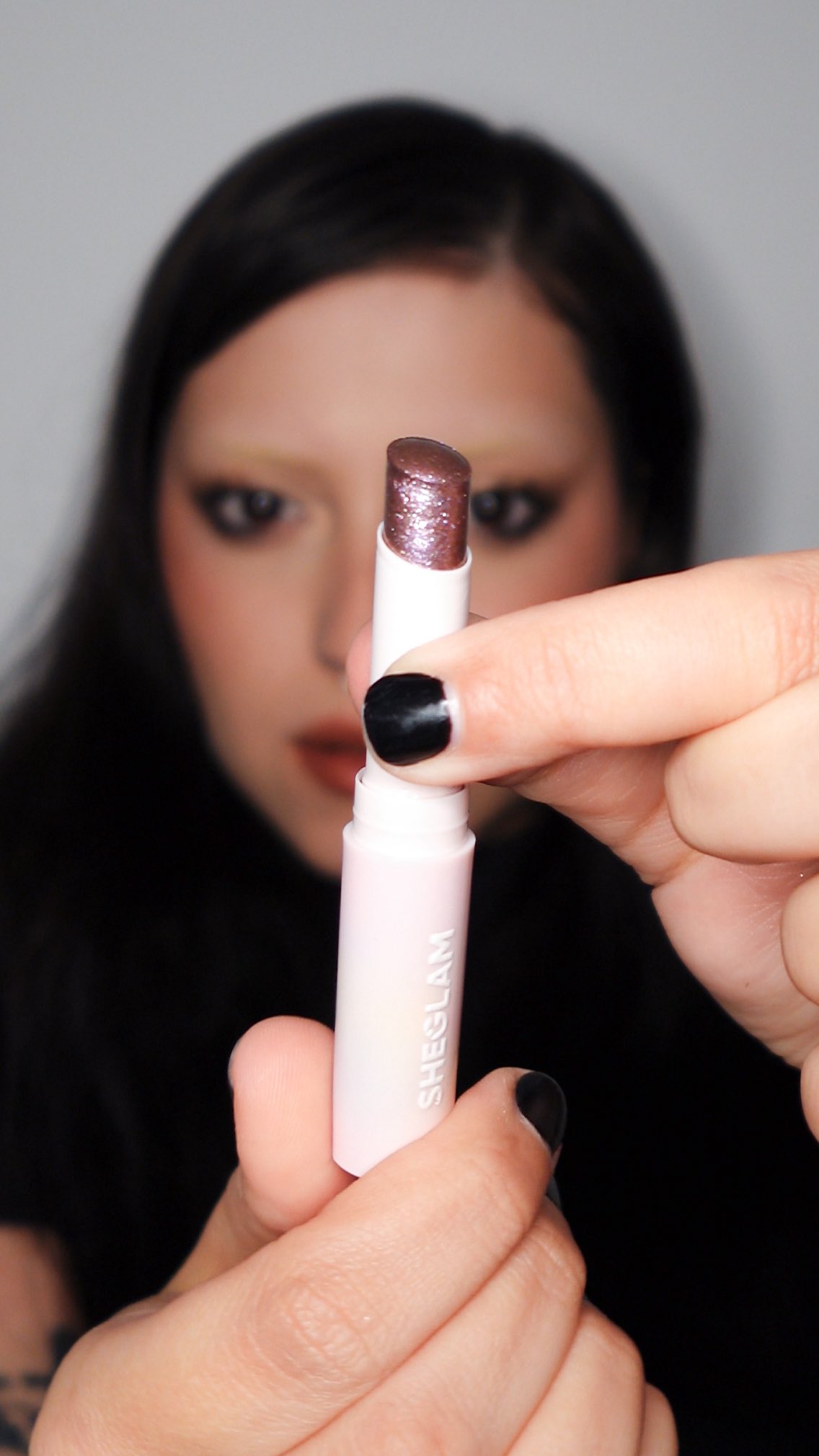 Instagram post by @ana.passaretti for SHEGLAM. Caption reads: A sombra Crystal Glaze Jelly Stick na cor Violet....