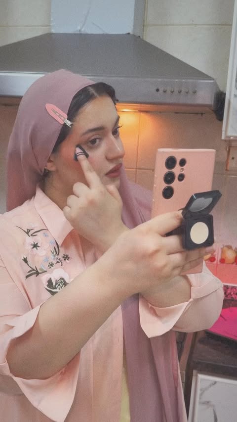 Instagram post by @momina._.tahir for HUDA BEAUTY. Caption reads: Baked @hudabeauty loose powder into something with....