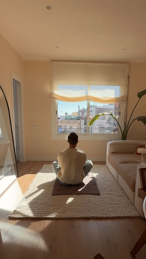 Instagram post by an influencer for EGYM Wellpass GmbH. Caption reads: Fühlst du dich manchmal auch überfordert vom....