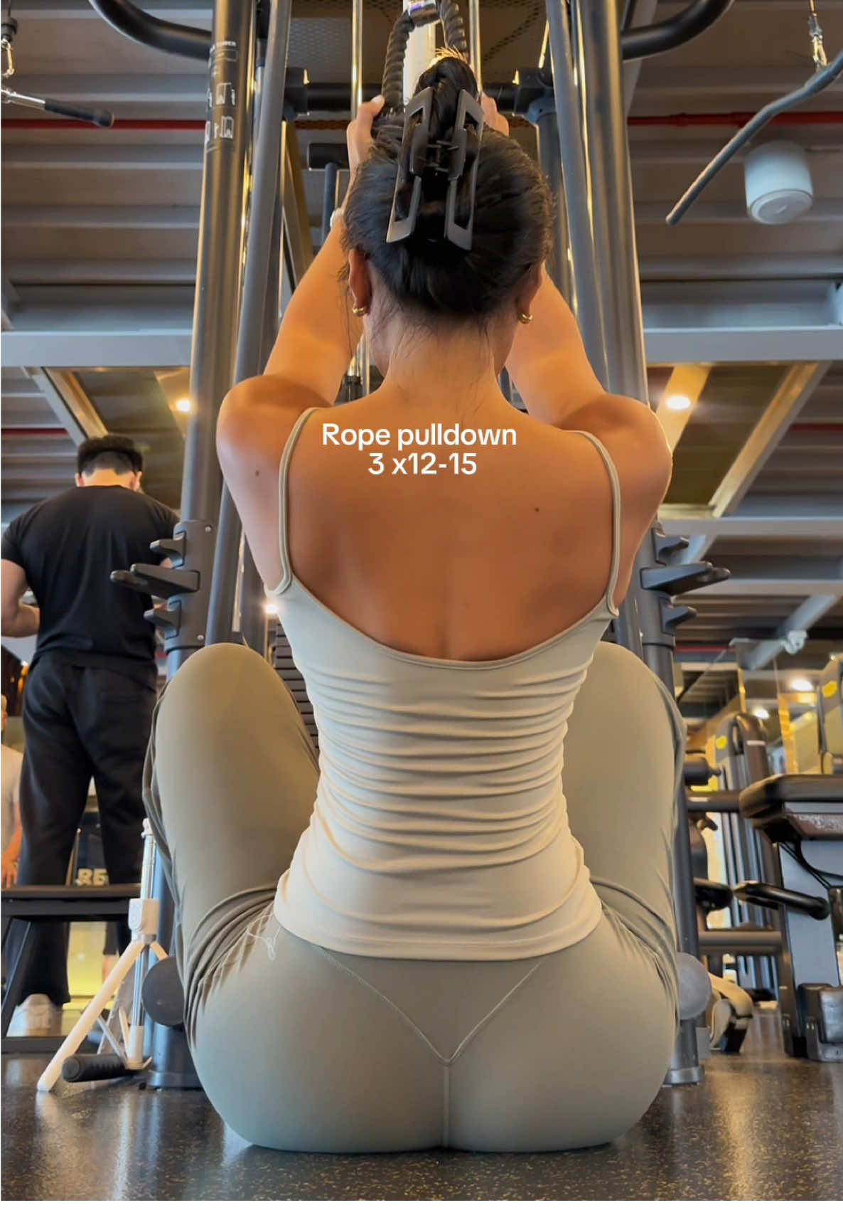 TikTok post by @_pearl.fit for Yeoreo. Caption reads: Sexy back workout!  Pants @YEOREO use my code....