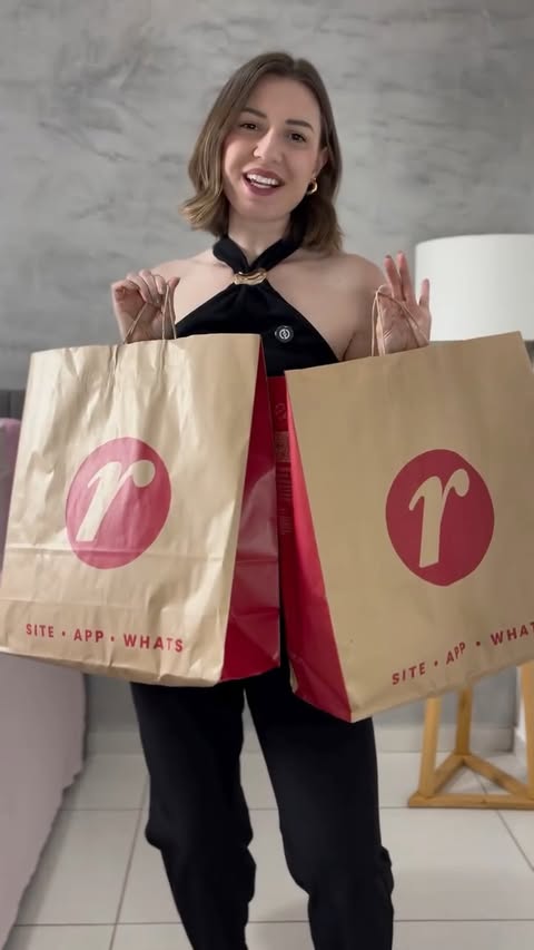 Instagram post by @bia.alvescarvalho for Lojas Renner. Caption reads: 20% OFF @lojasrenner 🤩
Comente EU QUERO que te....