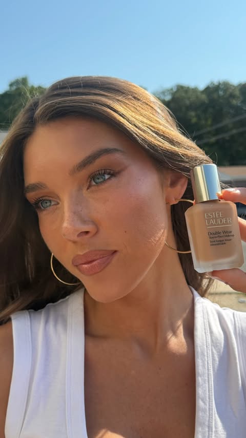 Instagram post by @laurenmaenner_ for Estée Lauder Argentina. Caption reads: I found my new favorite foundation, @esteelauder....