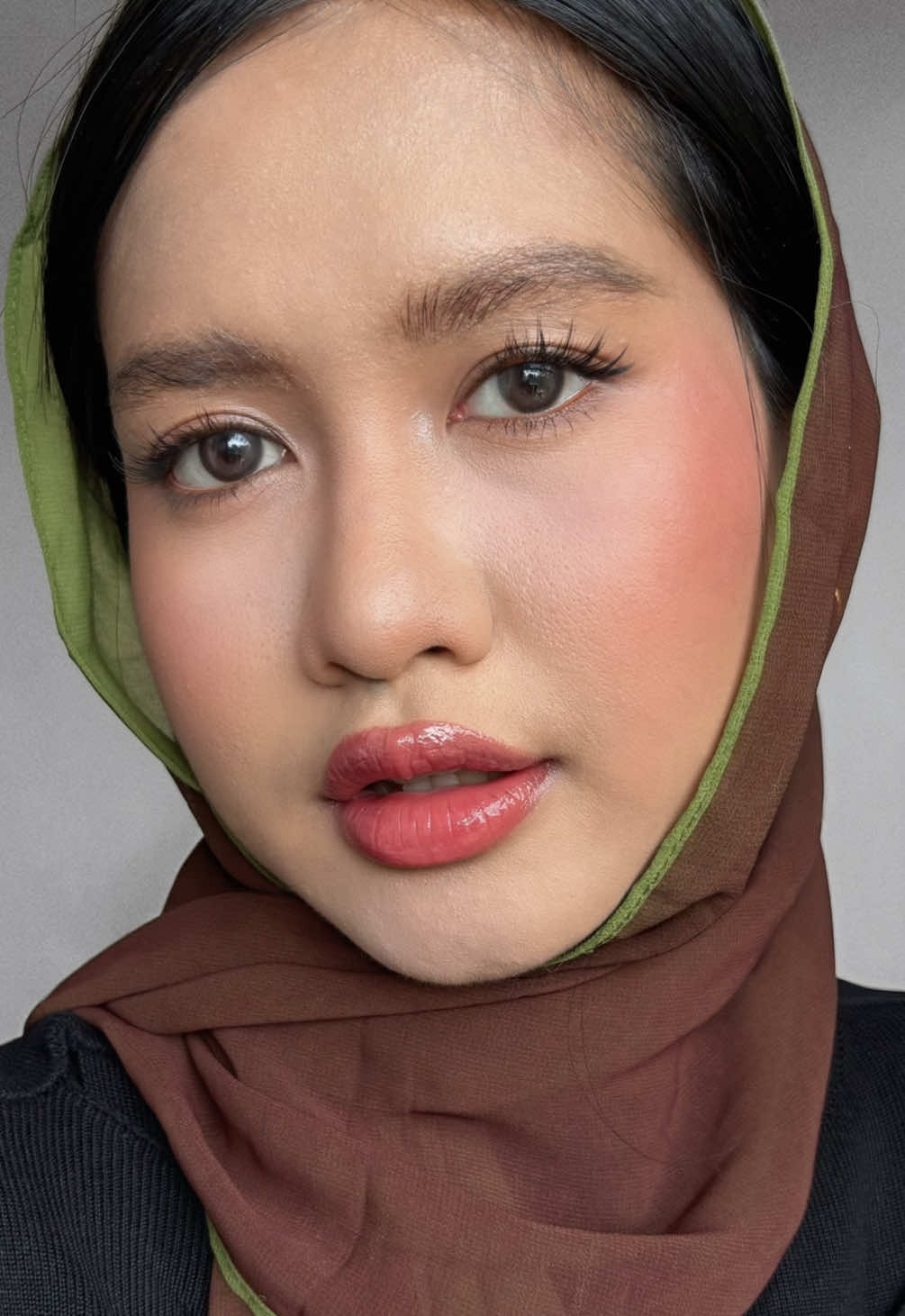 TikTok post by @rereskinpicks for Make Over. Caption reads: Makeup bukber ala gweh pakai duo combo @makeoverid....