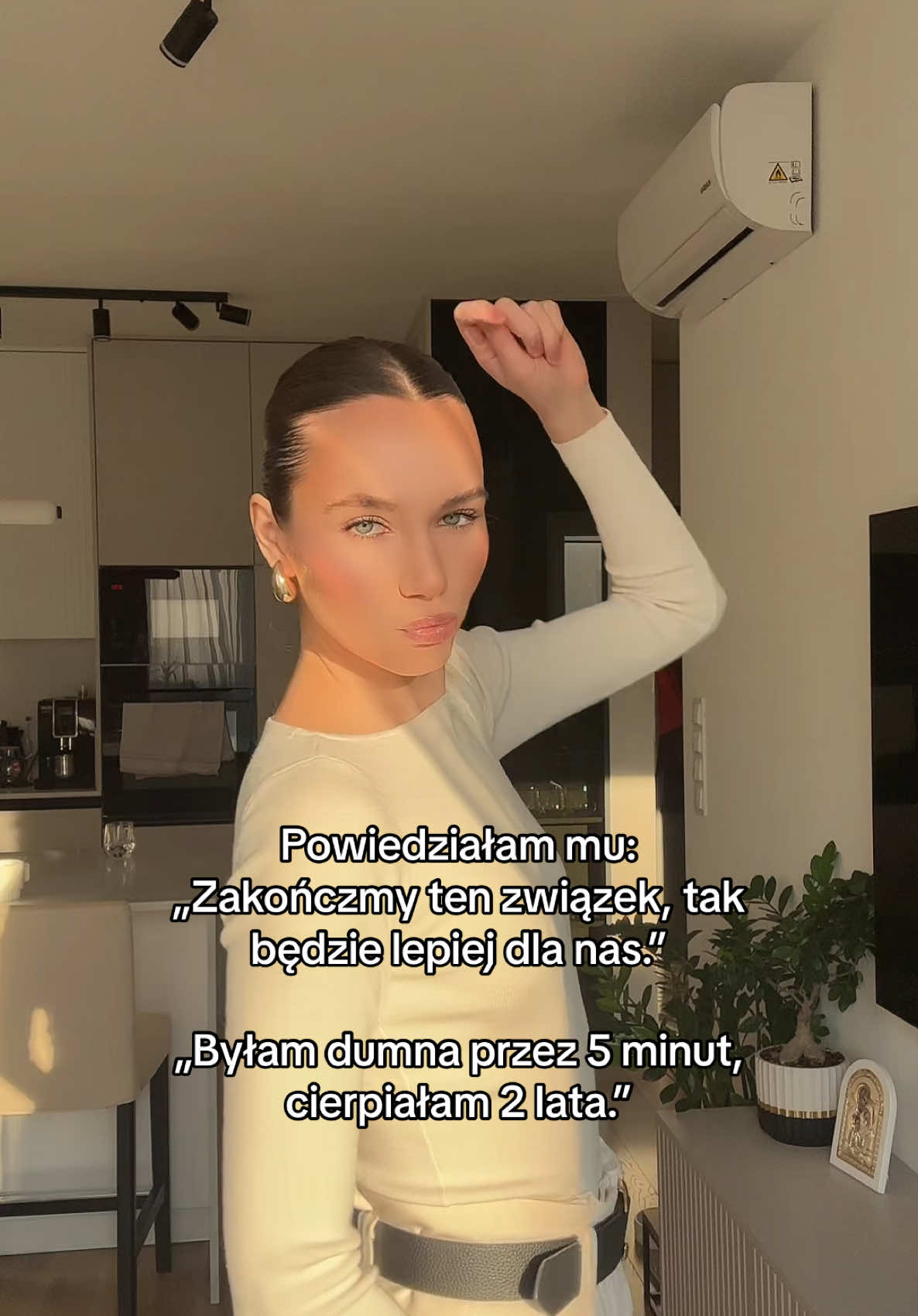 TikTok post by @astrozodiacqueen for MOHITO. Caption reads: Link na ten sweter w bio🌸 @MOHITO....