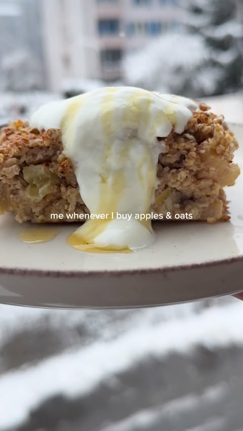 Instagram post by @healthiersimple for Almond Cow. Caption reads: [...] Crumble Baked Oats 🍎 made with my....