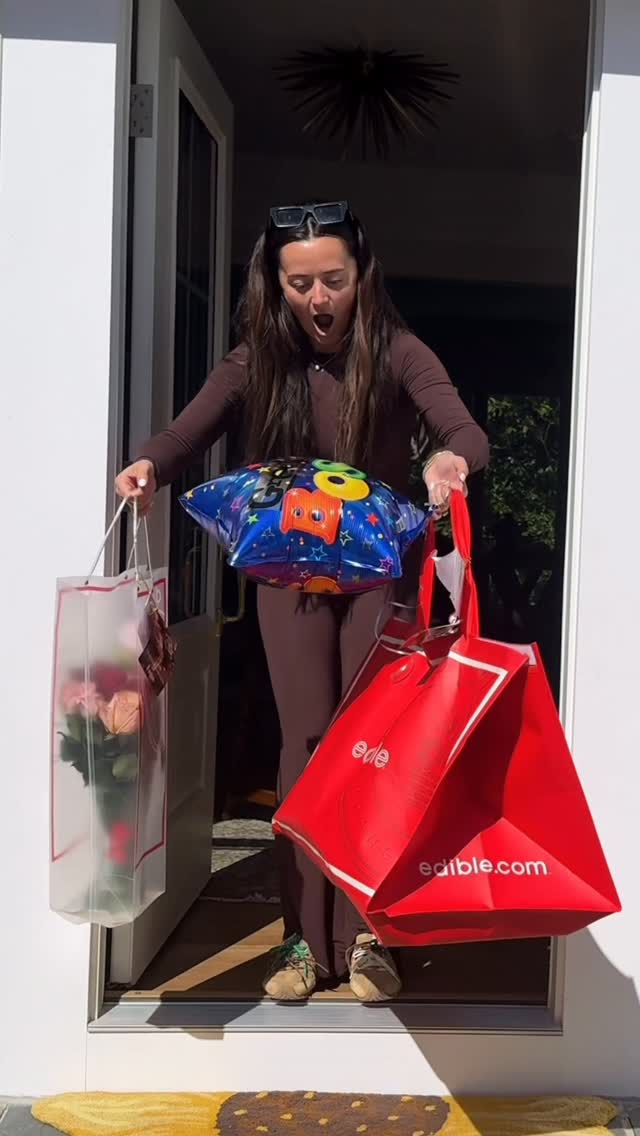 Instagram post by @sellingsaraa for Edible Arrangements®. Caption reads: Still crying over the sweetest National Boss’s Day....