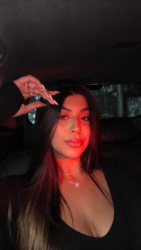 Instagram post by @__amandabarbosa for Epik. Caption reads: viciada nesse efeito de luz vermelhaaaa🚨....