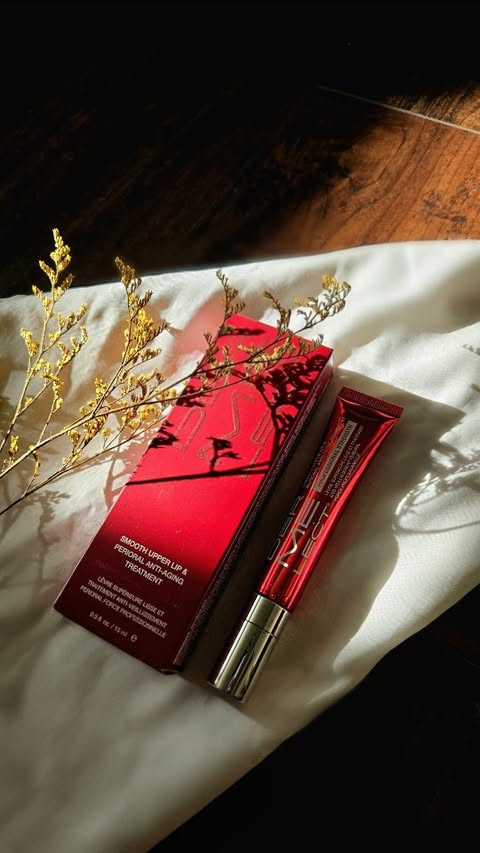 Instagram post by @vio.oliu for Dermelect. Caption reads: Loving this lip treatment lately 💋 @dermelect My....
