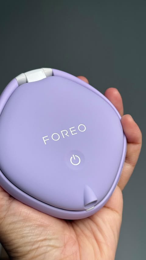 Instagram post by @razs.beautycorner for FOREO. Caption reads: [...] routine lately… 👀 I’ve been using the FOREO....