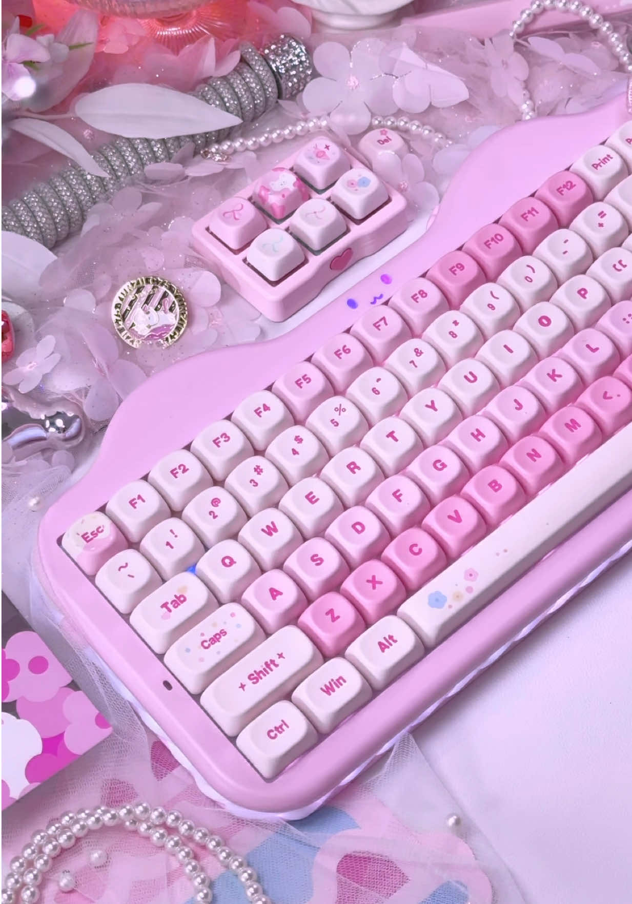TikTok post by @mechbunni for YUNZII. Caption reads: @YUNZII KEYBOARD C75 🍰 Cake Meow Keyboard in....