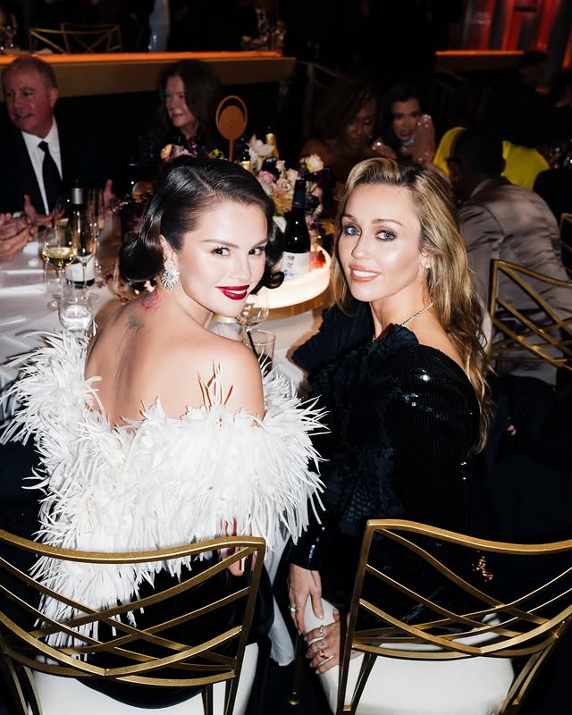 Instagram post by @goldenglobes for Vanity Fair. Caption reads: [...] stars inside the Golden Globes, exclusively....