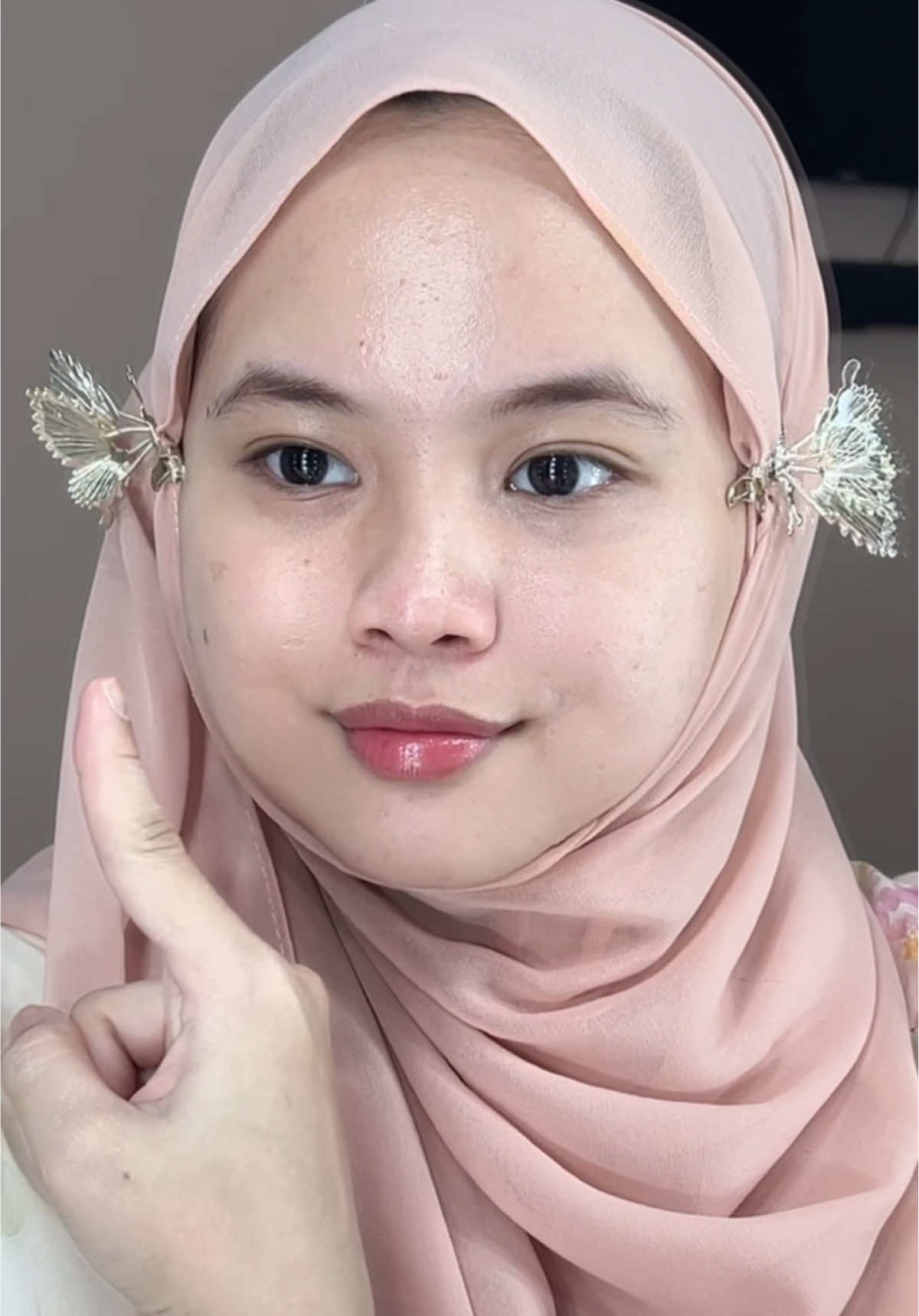 TikTok post by @fanycpltr for OTWOO Indonesia. Caption reads: Cobain @otwoo.id ✨ #otwoo #otwooid #otwooramadan....