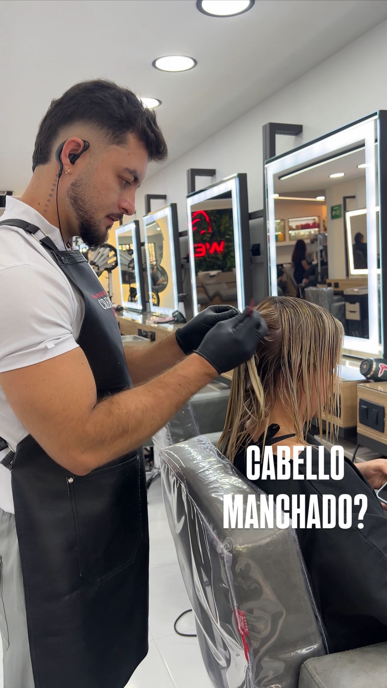 Instagram post by @arleycardona_ for Wella Professionals Chile. Caption reads: CABELLO MANCHADO ?
Esto es muy común que pase 😩....
