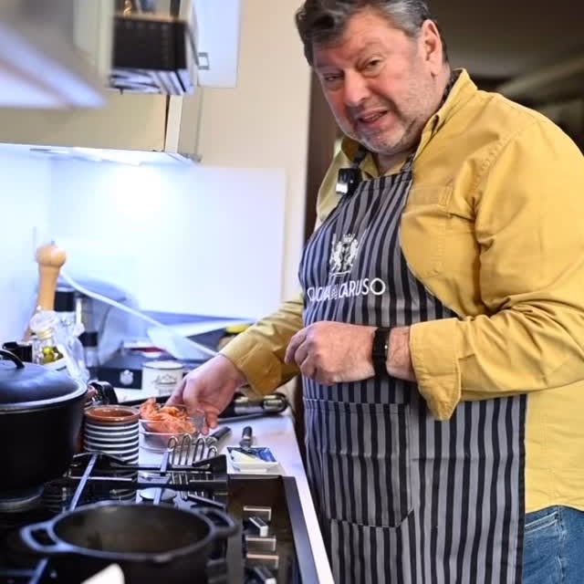 Instagram post by @cucinacaruso for Lodge Cast Iron. Caption reads: #cucinacaruso #lurpakgr.
