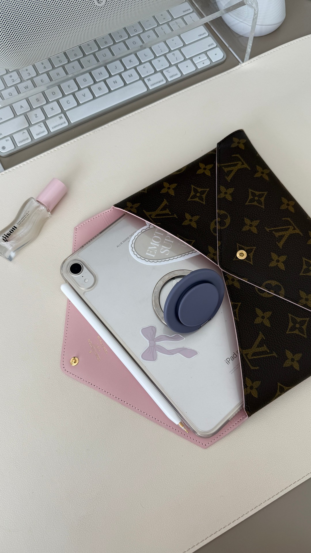 Instagram post by @alliemariedigital for PopSockets. Caption reads: Obsessed with the @Popsockets Kick Out Stand for....