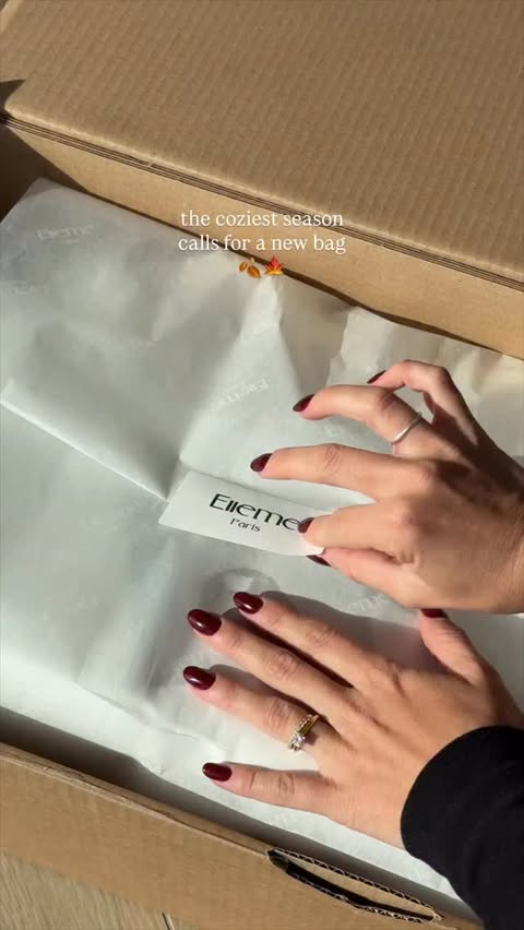 Instagram post by @ariana.arrivillaga for Elleme. Caption reads: New baby @elleme 🍂🍒 
#newbag #bagunboxing [...].