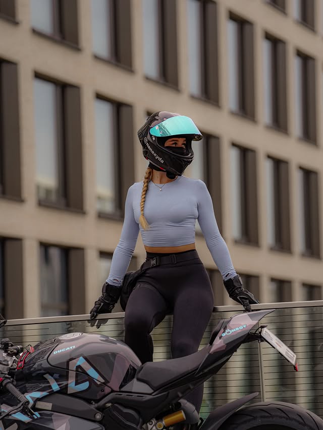 Instagram post by @nanaxyda for RAVEN Moto. Caption reads: [...] 
💅: @wrap.creations 
🧤: @ravenmoto....
