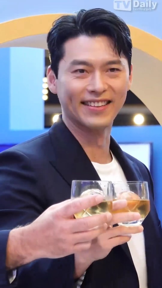 Instagram post by @hyunbin_only for Ballantine's. Caption reads: Hyun Bin para @ballantines_kr #hyunbin #현빈....