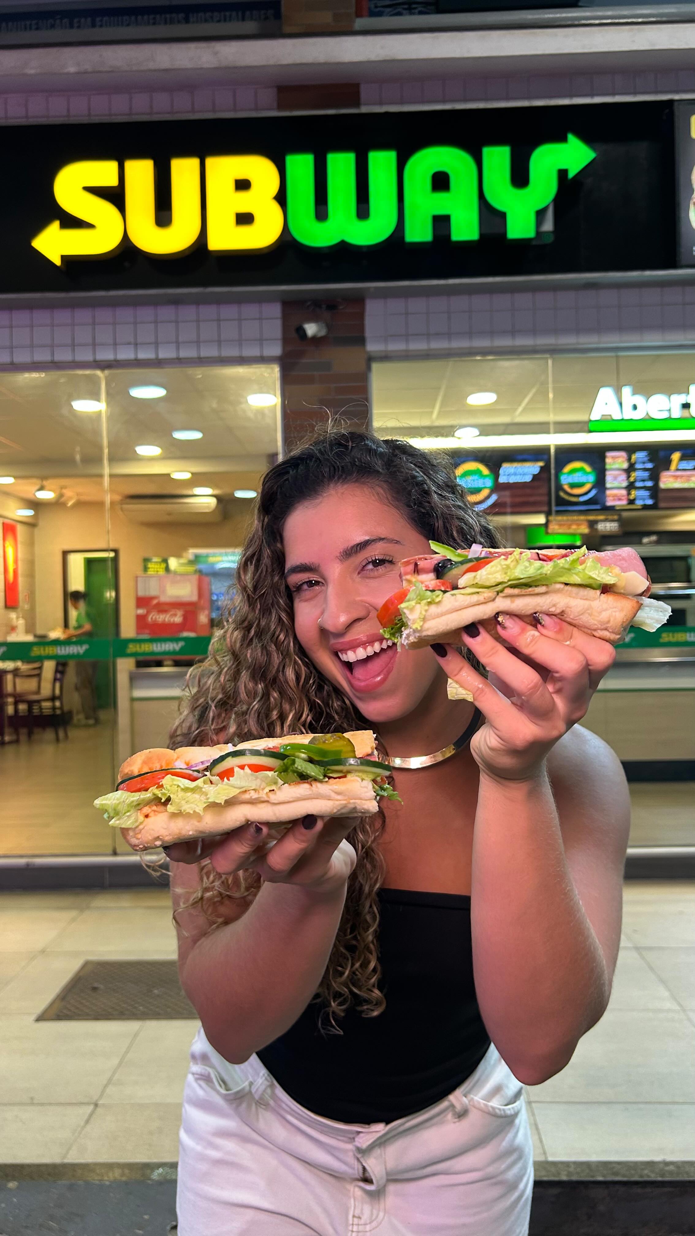 Instagram post by @reviewsdaeli for Subway. Caption reads: Já pensou comprar 1 Sub de 15cm de qualquer sabor....