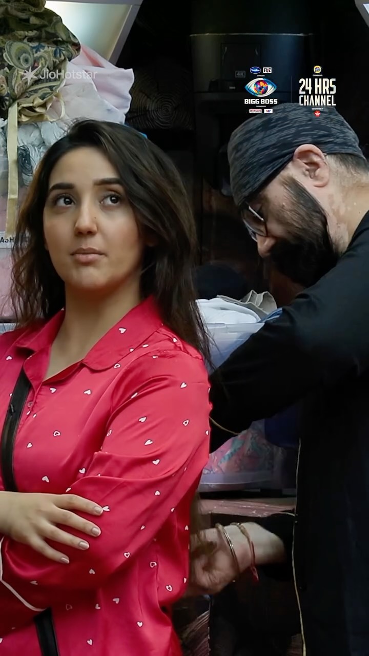 Instagram post by @ashnoorkaur for JioCinema. Caption reads: Ashnoor apne friends ko suna rahi hai apne aur dad....