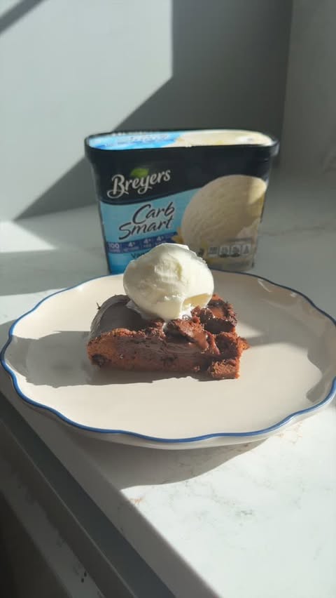 Instagram post by @caileeeeats for Breyers. Caption reads: @breyers CarbSmart Vanilla has entered the chat....