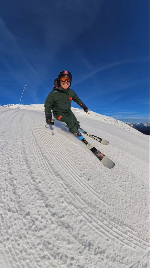 Instagram post by @berge_im_licht for Helly Hansen. Caption reads: Having fun on the slopes with @skischleifmann....