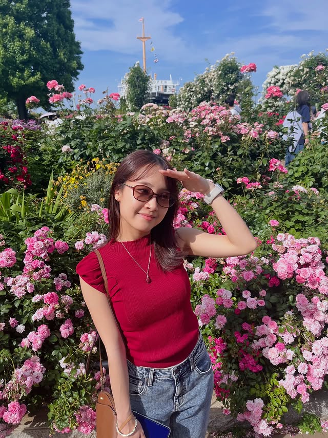 Instagram post by @erika_ebisawa for Owndays. Caption reads: 🕶️🌹 @owndays_jp #PR.