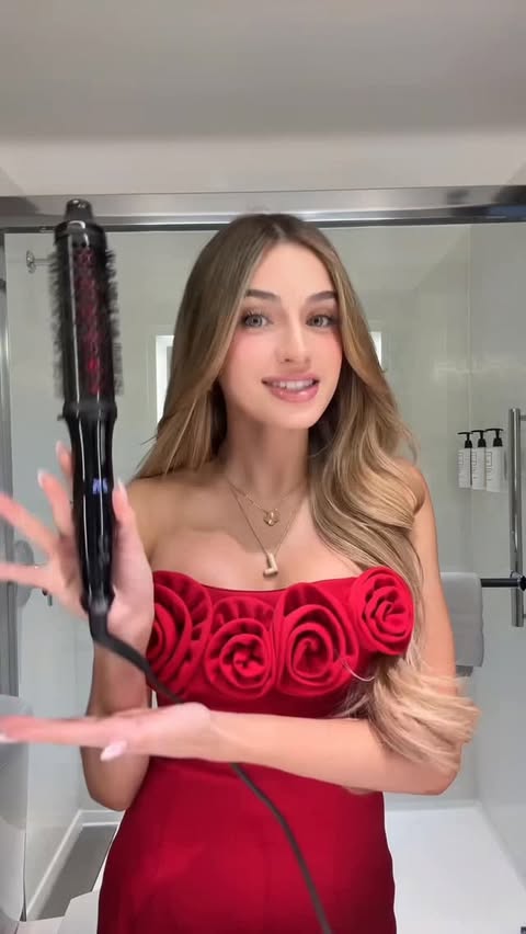 Instagram post by @lindceybeauty for FoxyBae Hair. Caption reads: GRWM: for a holiday party ♥️ using my @foxybaehair....