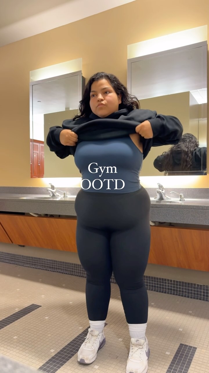 Instagram post by @lizsmiles11 for Senita Athletics. Caption reads: Gym ootd 

Jacket on my Amazon storefront 

Top....