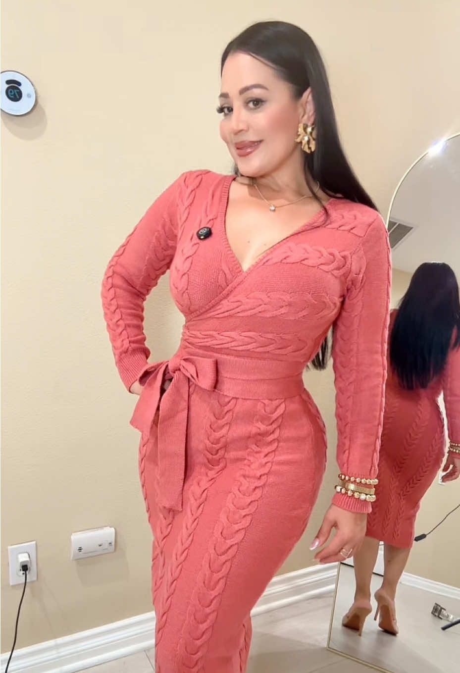 TikTok post by @claudiaanaya14 for ChicMe. Caption reads: [...] tu figura sin esfuerzo @ChicMe_official....